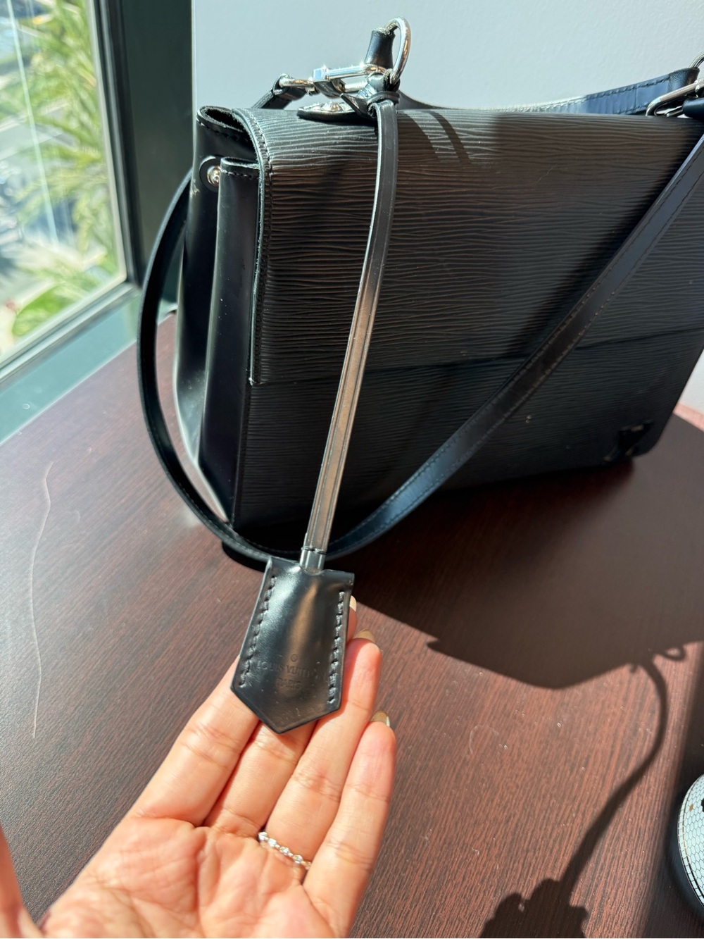 Louis Vuitton Epi Cluny MM Black - Picture 10 of 16